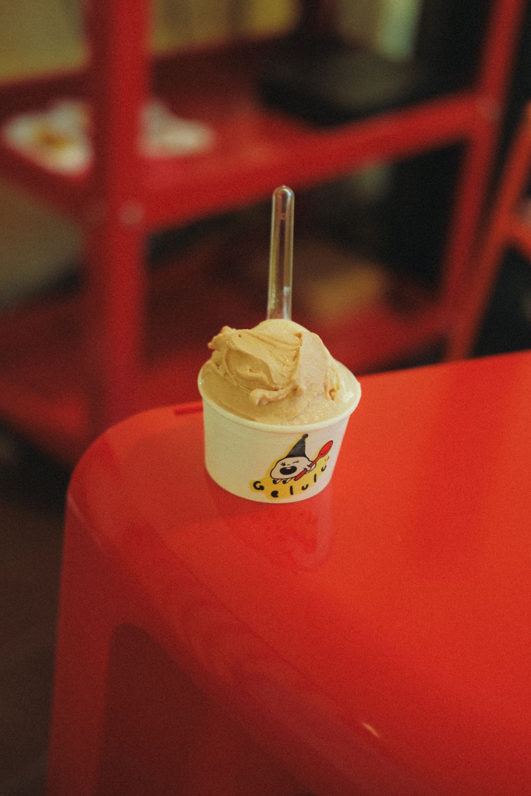 A single Gelulu cup on a red stool